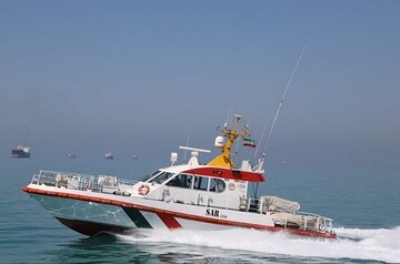 نجات هفت سرنشین شناور مسیر بندرلنگه به شارجه امارات