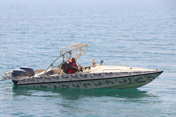 شناور حامل طلا و گوشیهای آیفون در آبهای بندرلنگه توقیف شد شناور حامل طلا و گوشیهای آیفون در آبهای بندرلنگه توقیف شد