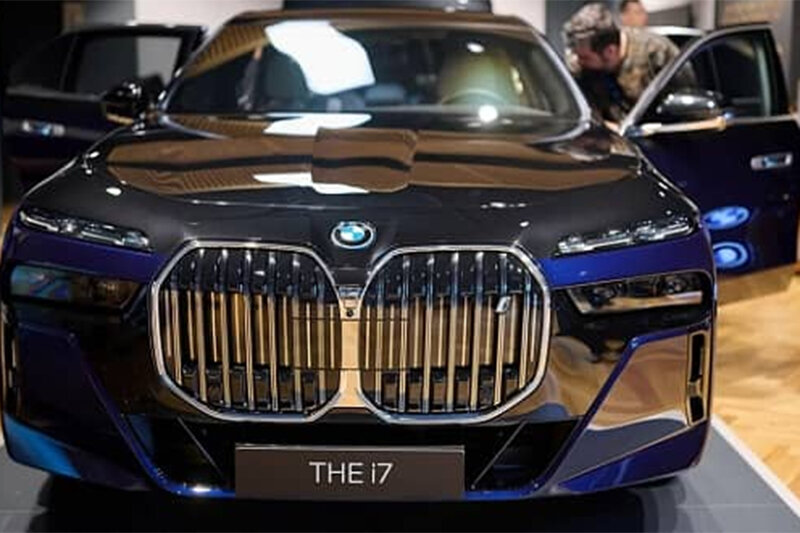 ببینید | نگاهی به آپشن‌های دیوانه کننده BMW i7