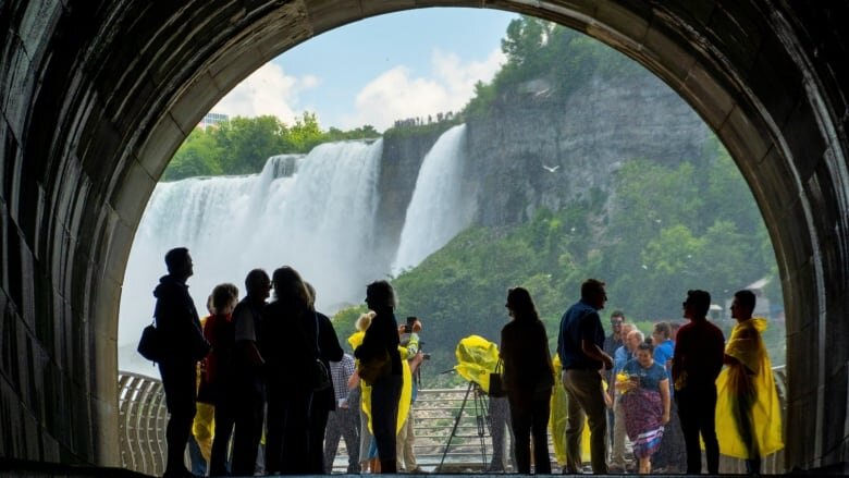 افتتاح النفق الضخم الذي يبلغ عمره 115 عامًا في قلب شلالات نياجرا أمام السياح / الصورة