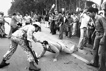 بازخوانی رخداد 13 آبان 57 / شلیک مرگبار نظامیان به دانشآموزان و دانشجویان معترض در دانشگاه تهران / وزیر علوم، استعفای اعتراضی داد + عکس ها 3