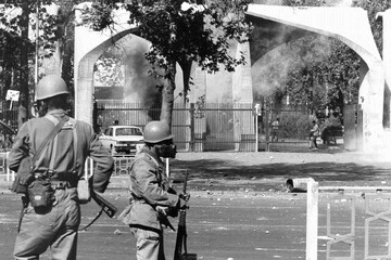 بازخوانی رخداد 13 آبان 57 / شلیک مرگبار نظامیان به دانشآموزان و دانشجویان معترض در دانشگاه تهران / وزیر علوم، استعفای اعتراضی داد + عکس ها 4