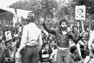 بازخوانی رخداد 13 آبان 57 / شلیک مرگبار نظامیان به دانشآموزان و دانشجویان معترض در دانشگاه تهران / وزیر علوم، استعفای اعتراضی داد + عکس ها 5