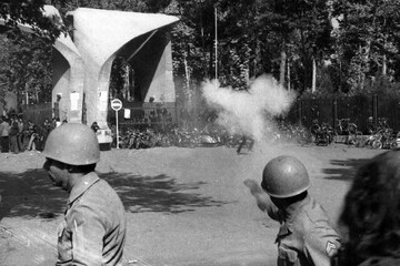بازخوانی رخداد 13 آبان 57 / شلیک مرگبار نظامیان به دانشآموزان و دانشجویان معترض در دانشگاه تهران / وزیر علوم، استعفای اعتراضی داد + عکس ها 10