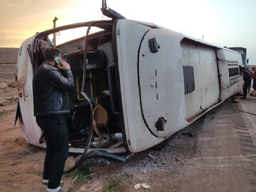 اولین تصاویر از واژگونی مرگبار اتوبوس گردشگران روی پژو ۲۰۷ در کرج/ عکس