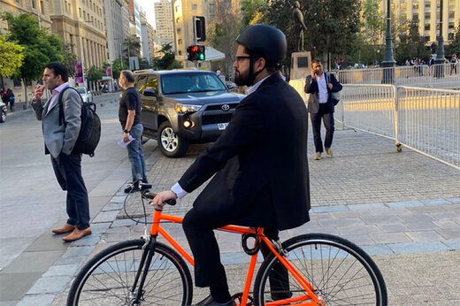 ببینید | ورود آقای رئیس جمهور به کاخ ریاست جمهوری شیلی با دوچرخه