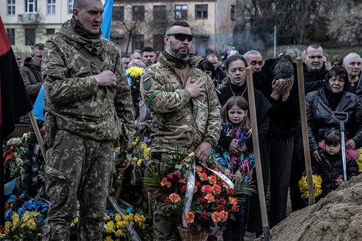 ببینید | استقبال اوکراینی‌ها از جنازه سربازان کشته شده جنگ با گل