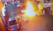ببینید | لحظه ترسناک آتش گرفتن ناگهانی یک خودرو در پمپ بنزین