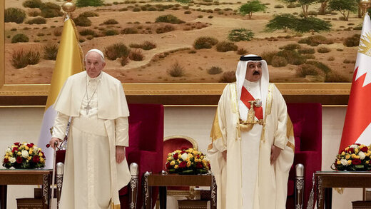 چُرت پادشاه بحرین حین سخنرانی پاپ
