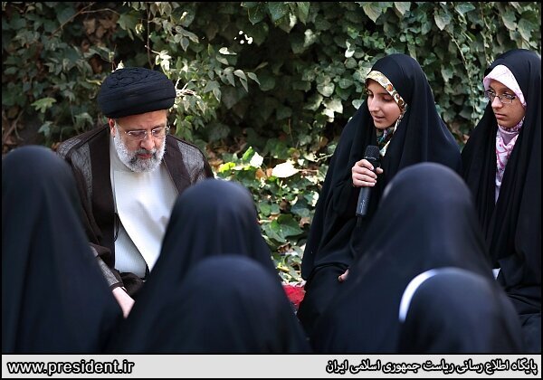 رئیسی هم همنشین و همسخن دانشآموزان شد + گزارش تصویری