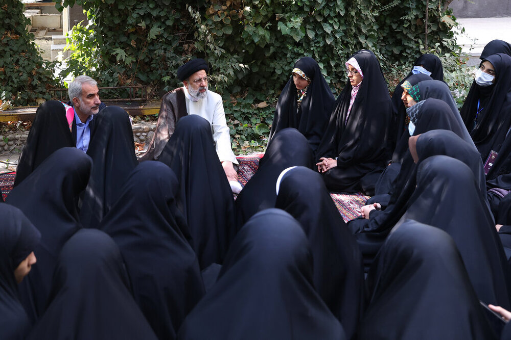 رئیسی هم همنشین و همسخن دانشآموزان شد + گزارش تصویری