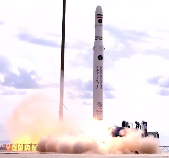 عکس | این موشک سپاه ماهواره ناهید را به فضا می‌برد