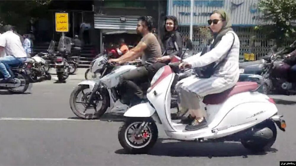 پلیس: رانندگی زنان با موتور برقی هم ممنوع