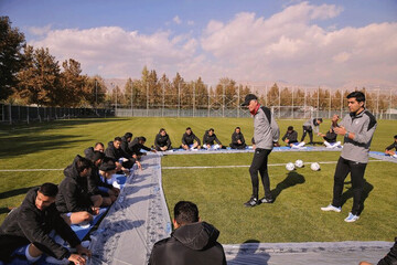 تصاویر | اتفاق‌های جالب تمرین تیم ملی؛ از صرف نهار در زمین چمن تا فکر کردن رو به آسمان!