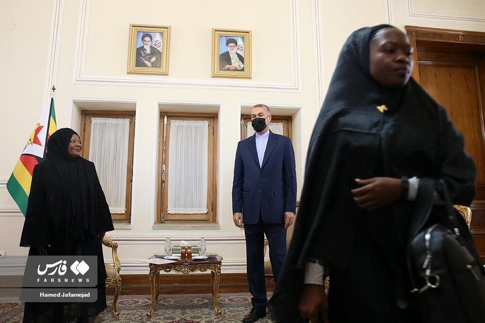 تصاویر | پوشش زن رئیس جمهور زیمبابوه در ایران