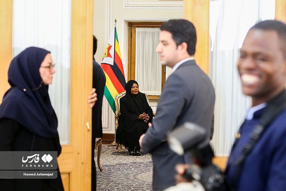 تصاویر | پوشش زن رئیس جمهور زیمبابوه در ایران