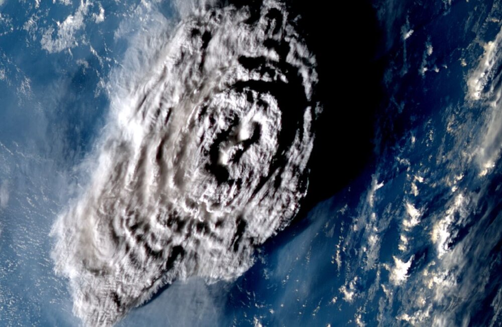 عکس | عظیمترین انفجار ۳۰ سال اخیر زمین که ستون غبارش ۶۰ کیلومتر بالا رفت!