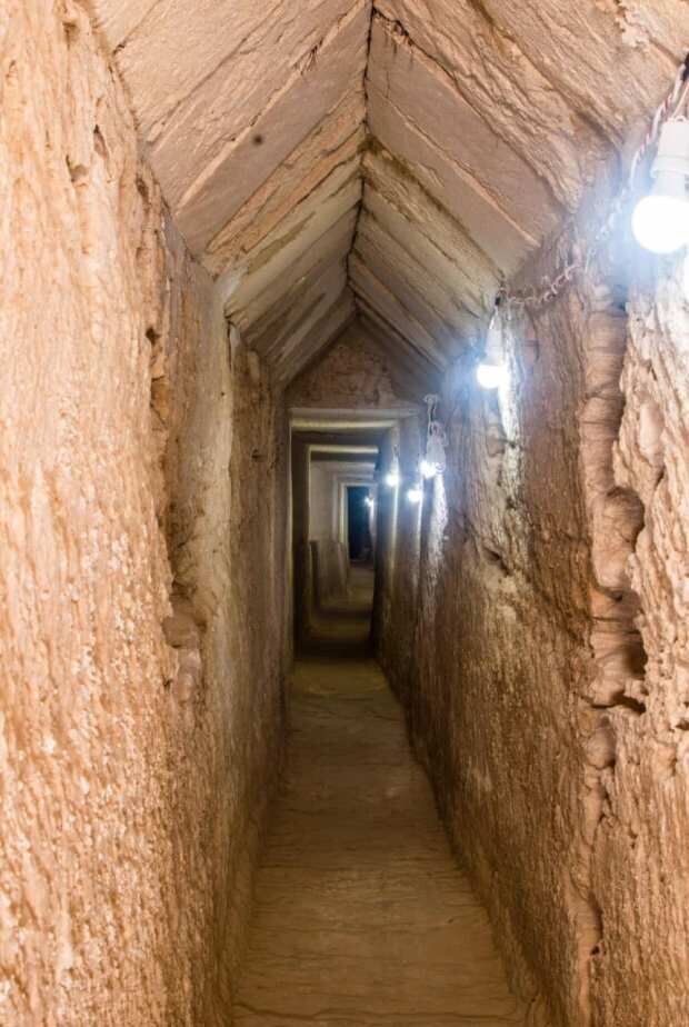 کشف دو شی مرموز در تونلی زیر معبد باستانی 