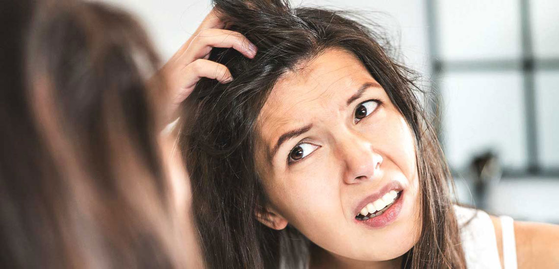 خارش پوست سر را چگونه رفع کنیم؟/ راهکارهایی برای مقابله با شپش، گال و شوره سر