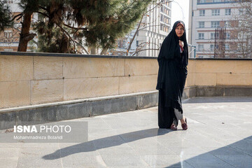 همسر و دختر آیت الله هاشمی مقابل زندان اوین+عکس