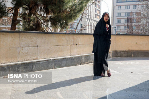 همسر و دختر آیت الله هاشمی مقابل زندان اولین+عکس