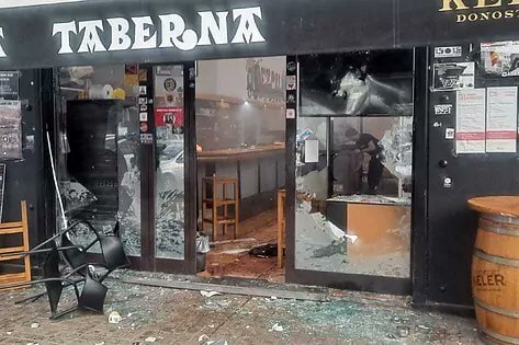 عکس | حمله هواداران افراطی بارسلونا به طرفداران رقیب