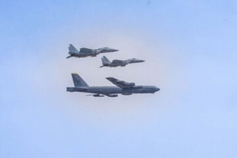 ببینید | تصاویری از اسکورت بمب‌افکن B52 آمریکایی توسط دو جنگنده رژیم صهیونیستی بر فراز خاورمیانه