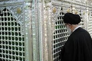 قائد الثورة الإسلامیة یزور مرقد السيد عبدالعظيم الحسني(ع)