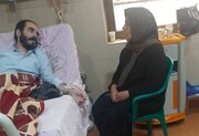 حسین رونقی در بیمارستان با مادر خود دیدار کرد + عکس