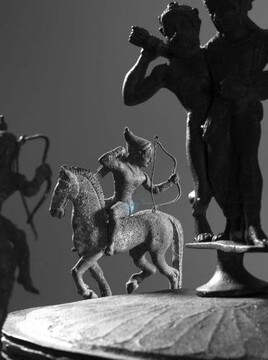 ‏مجسمه بانوی سوارکار ایرانی در حال تیراندازی