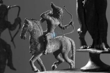 تصاویر | ‏مجسمه بانوی سوارکار ایرانی در حال تیراندازی با قدمت ٢٠٠٠ سال 