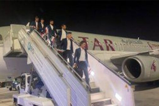 ببینید | لحظه ورود تیم ملی به قطر؛ تیپ جالب کارلوس کی‌روش با پرچم ایران