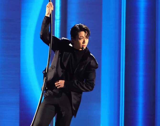 عکس | خواننده محبوب دهه هشتادیها مهمان ویژه افتتاحیه جام جهانی