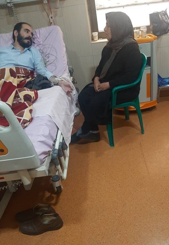 حسین رونقی در بیمارستان با مادر خود دیدار کرد + عکس