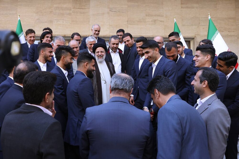 کی روش درباره نتایج احتمالی تیم ملی به رئیسی چه گفت؟ / عکسهای یادگاری ملی پوشان فوتبال با رئیسی پیش از پرواز به قطر