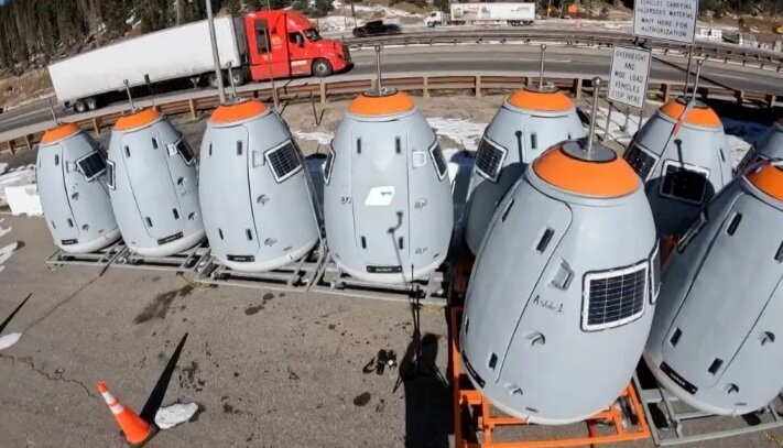 عکس | حضور بشقاب پرندههای عجیب و غریب در کوه