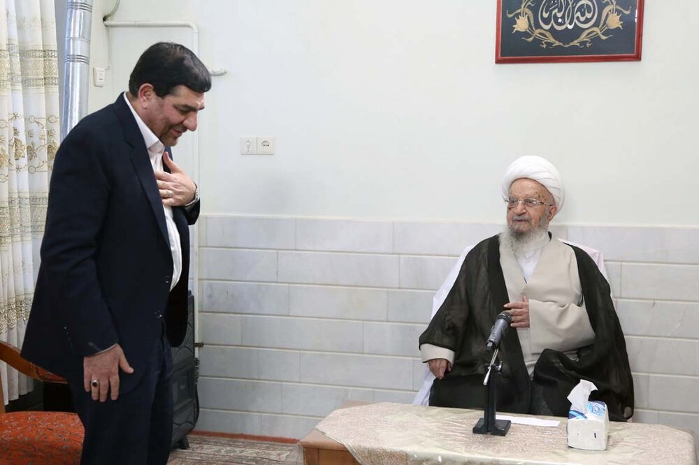 انتقاد آیت الله مکارم شیرازی به «کاهش ارزش پول ملی» و «آزار مردم از افزایش قیمت کالاها»/ مسأله‌ حجاب با فشار حل نمی‌شود