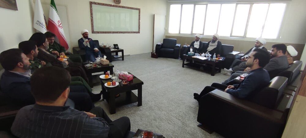 حکم فرمانده پایگاه بسیج سازمان منطقه آزاد قشم اهدا شد