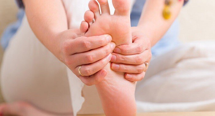 خواب رفتن پاها نشانه کمبود کدام ویتامین است؟ 