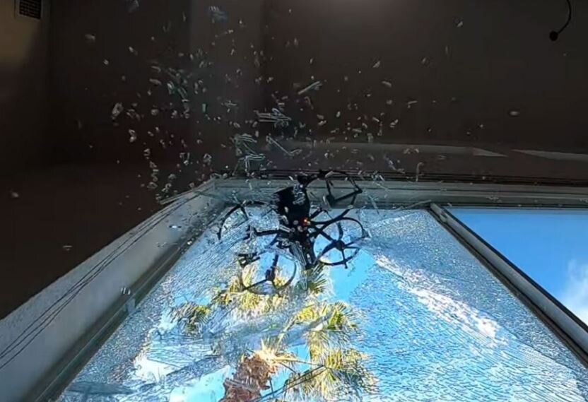 عکس | پهپادی که با شکستن شیشه وارد خانه میشود