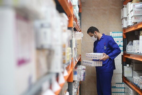 جدال بیماران با بیماریهای تنفسی؛ واردات داروهای هندی هم مشکل کمبود دارو را برطرف نکرد/ کمبود دارو در داروخانهها