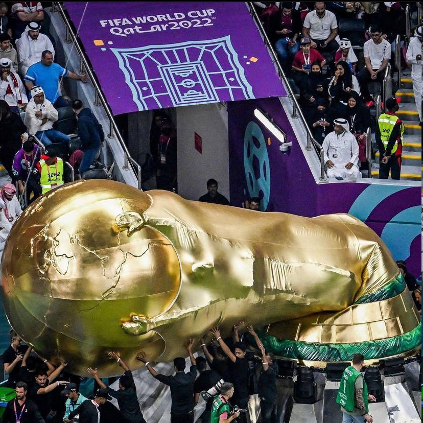 عکس | سقوط کاپ جام جهانی روی سر هواداران