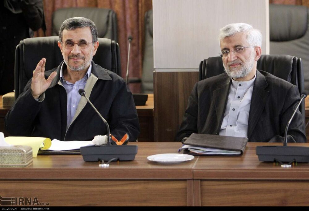 چاپلوس ها در جلسه با احمدی نژاد چه گفتند؟/ بدون حجاب با عفت ارجح بر با حجاب بدون عفت است/ بدون اصلاحات ساختاری انقلاب می شود