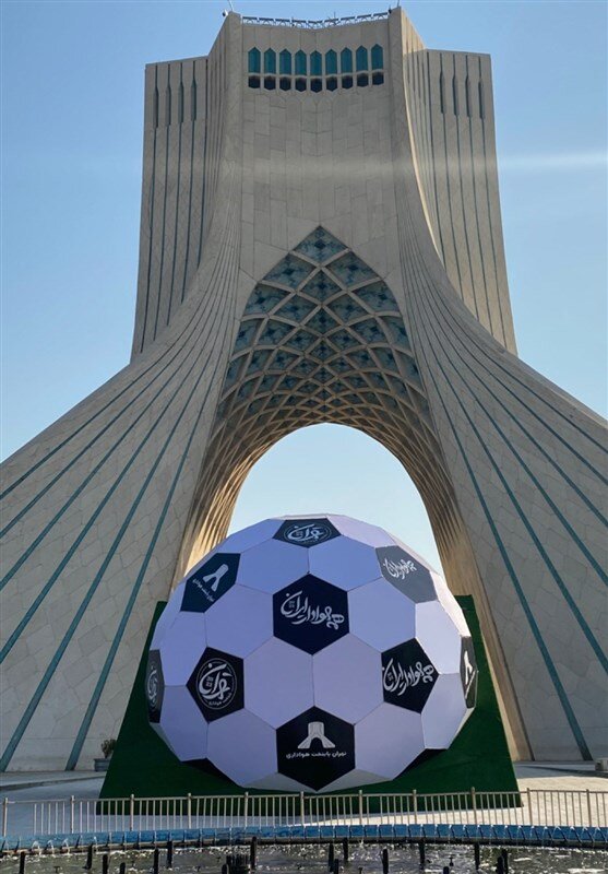 توپ ۷ تُنیِ جام جهانی فوتبال در میدان آزادی/عکس