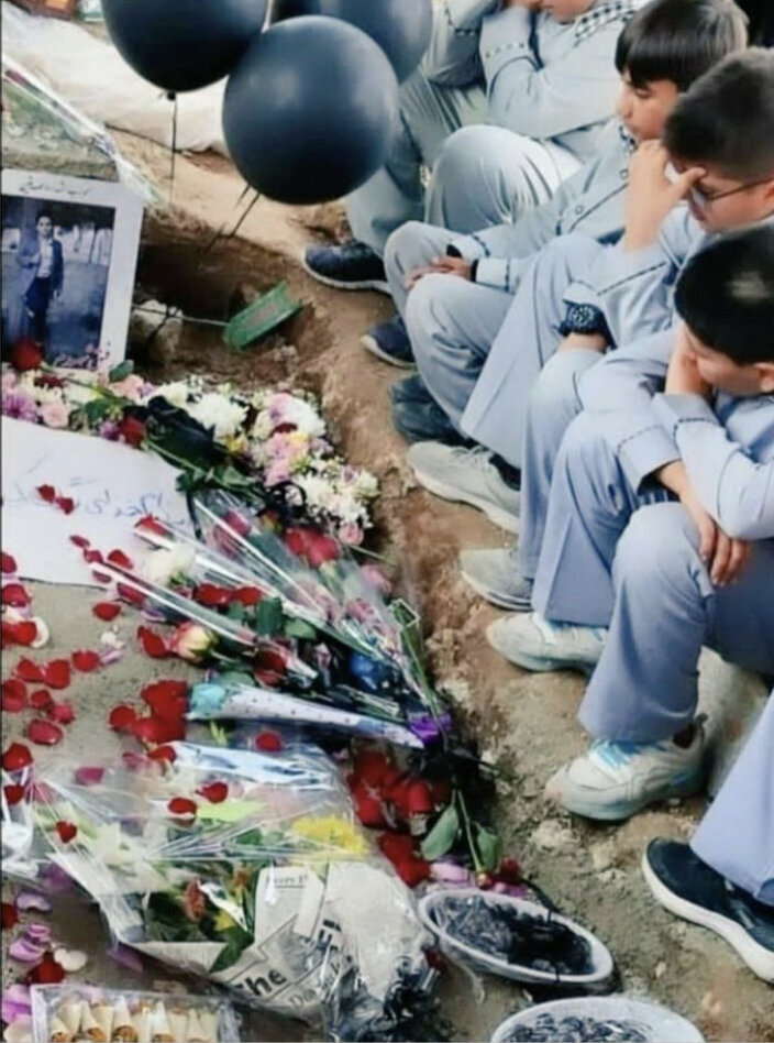 تصویری تلخ از حضور همکلاسیهای «کیان» بر سر مزارش