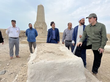 حضور مدیرعامل سازمان منطقه آزاد قشم در قبرستان انگلیسی‌ها