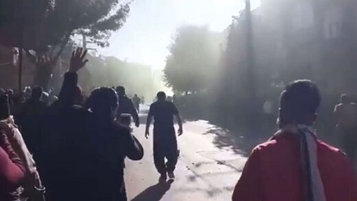 خبرگزاری دولت: درگیری بالا گرفت / ۳ نفر اغتشاشگر بهطرز مشکوکی کشته شدند خبرگزاری دولت: درگیری بالا گرفت / ۳ نفر اغتشاشگر بهطرز مشکوکی کشته شدند
