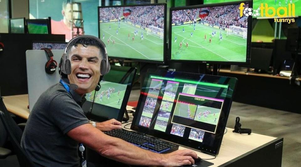 عکس | کریستیانو رونالدو در اتاق VAR بازی مسی