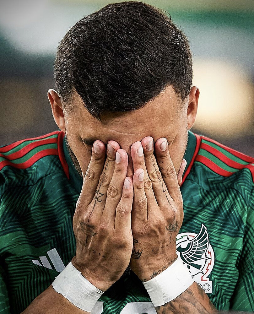 عکس | بغض یک ملیپوش در زمان پخش سرود ملی