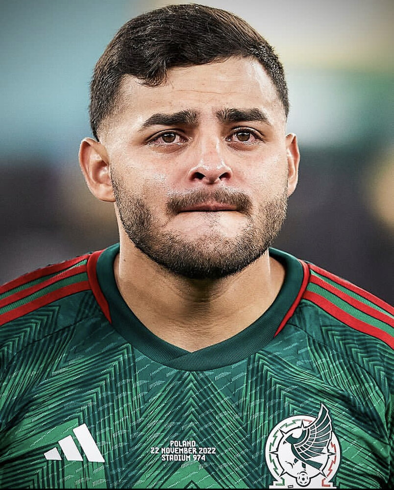 عکس | بغض یک ملیپوش در زمان پخش سرود ملی